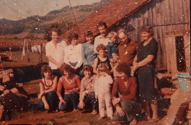 Família de Armindo e Loiva Molling, de Padre Eterno Baixo, por volta de 1980
